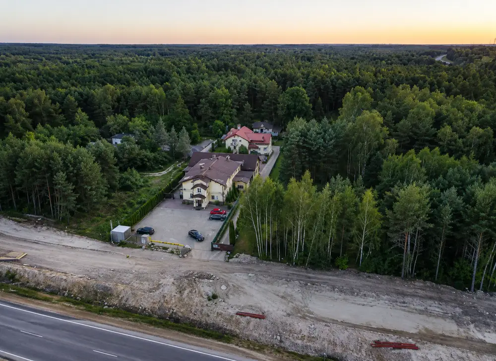 Zielone, sosnowe otoczenie Hotelu Gracja w Wesołej w Warszawie