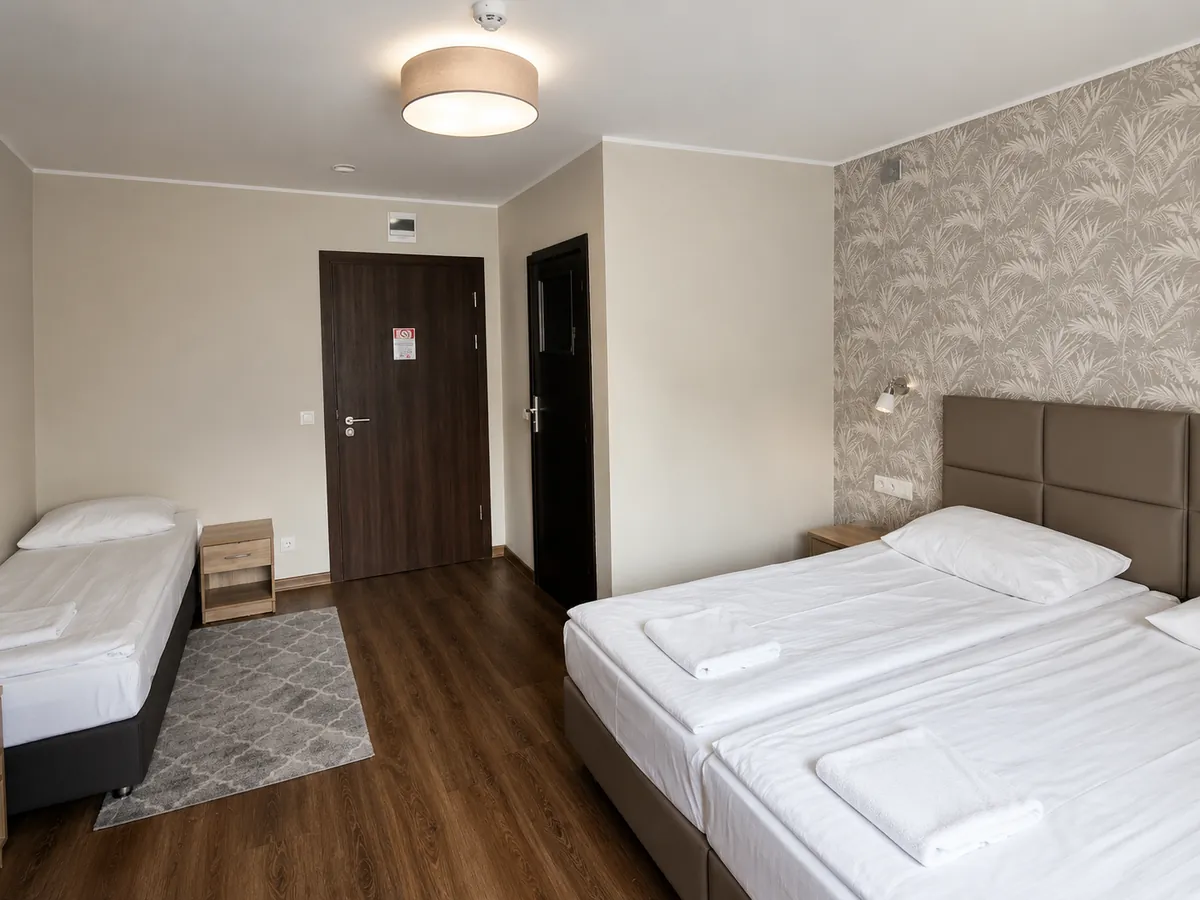 Pokój trzyosobowy w Hotelu Gracja z własną łazienką i osobnymi łóżkami