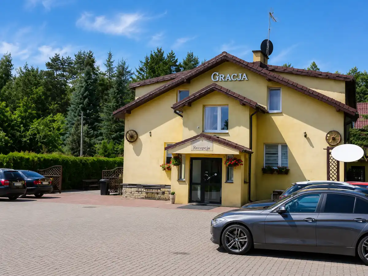 Wejście do recepcji Hotelu Gracja w cichym, sosnowym otoczeniu Wesołej