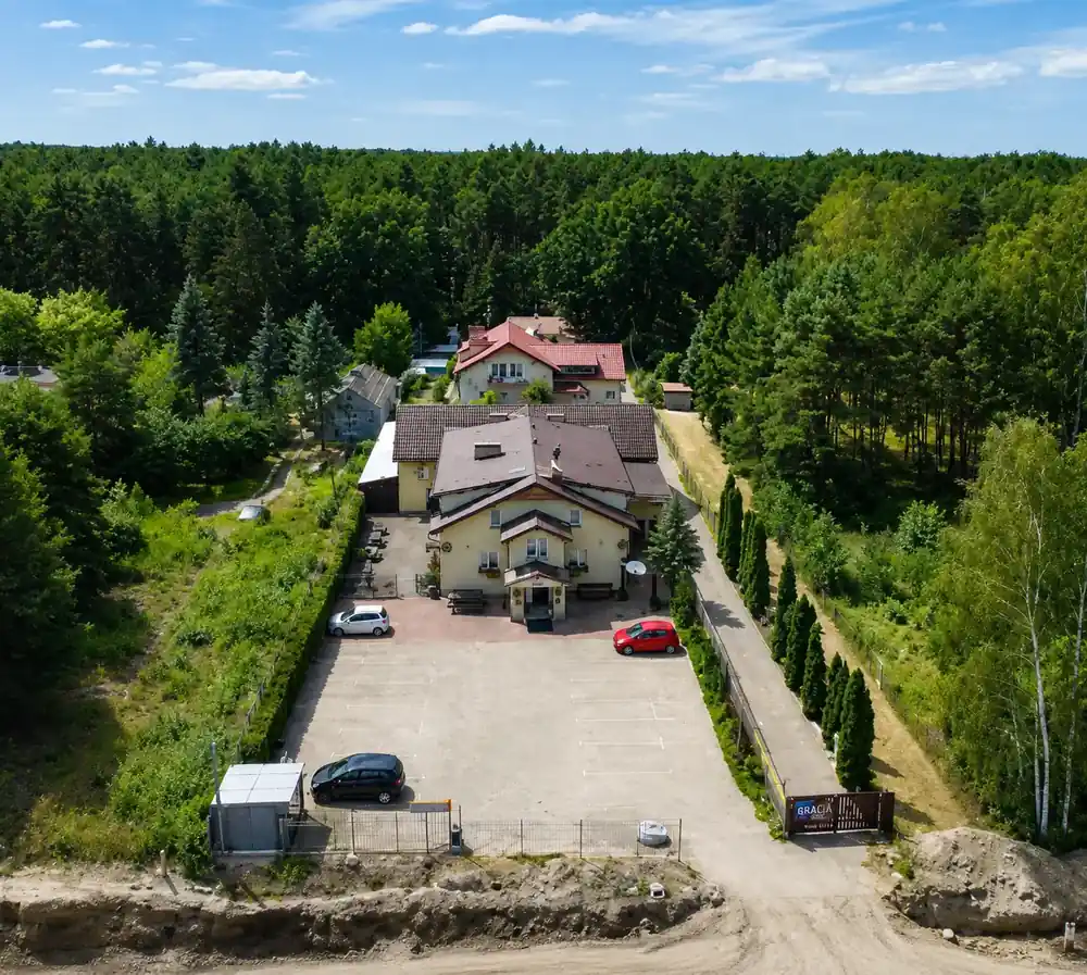 Widok z góry na Hotel Gracja otoczony sosnowym lasem