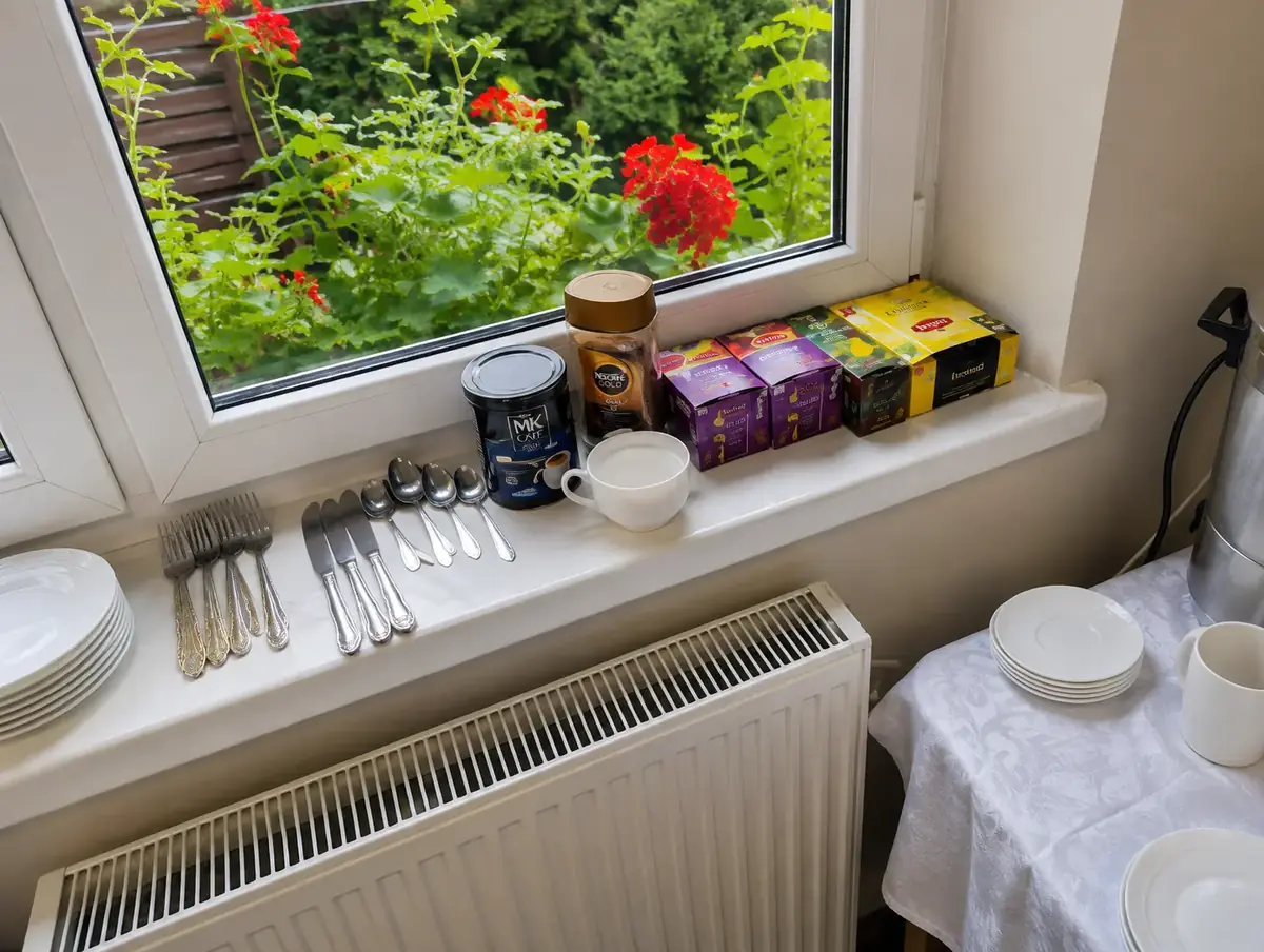 Kawa, herbata i nakrycia śniadaniowe przy oknie w Hotelu Gracja