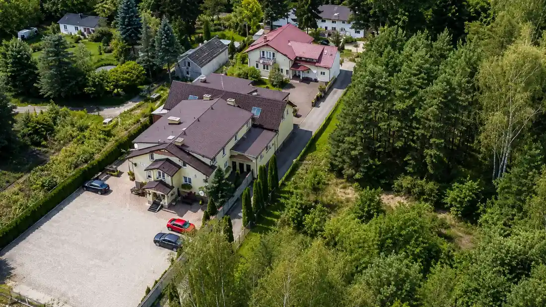 Hotel Gracja i jego spokojna, sosnowa okolica w Wesołej