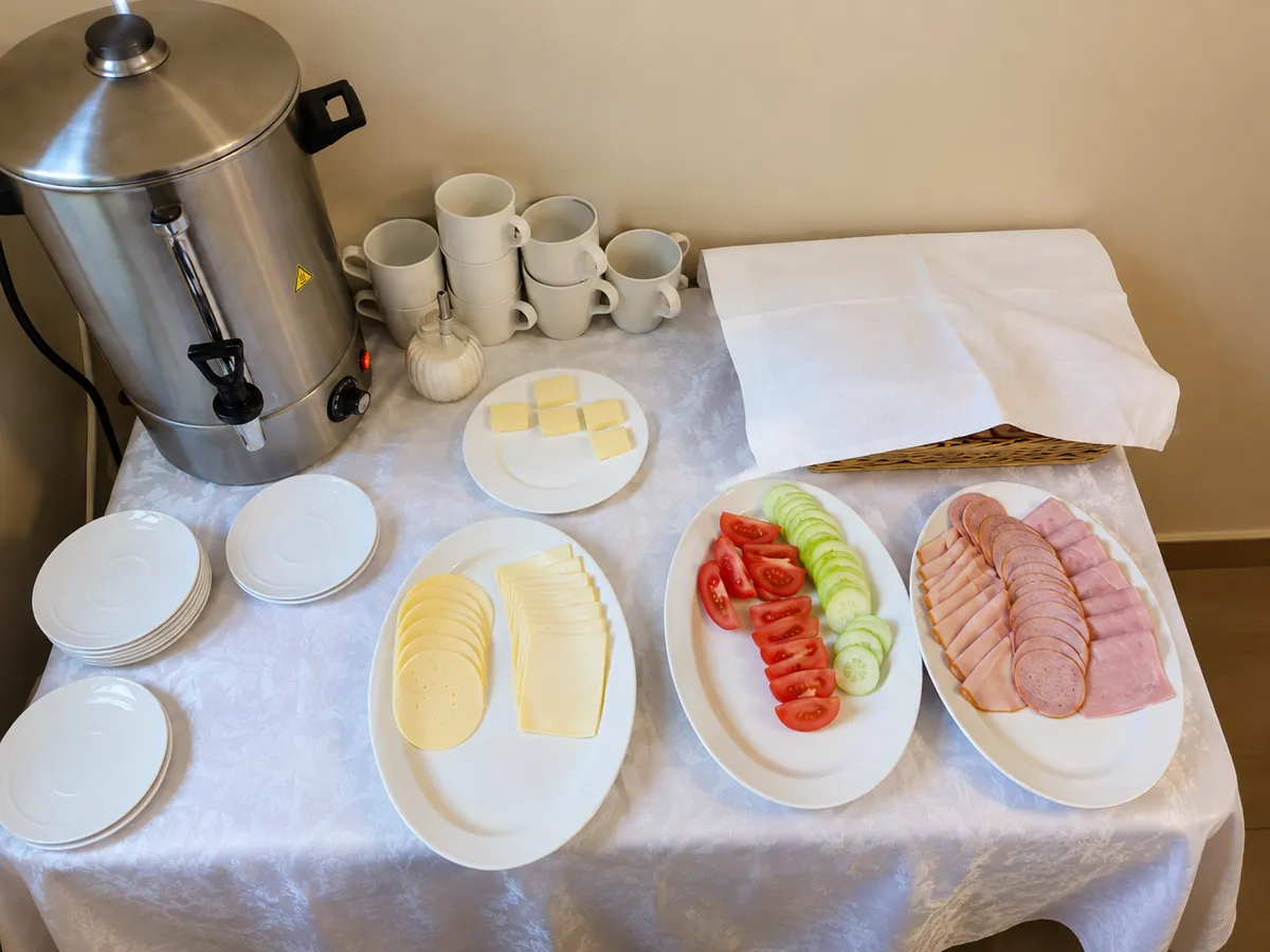 Jasna jadalnia Hotelu Gracja z przygotowanym bufetem śniadaniowym